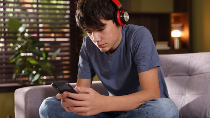 Smartphones and Dopamine: why the screen captivates the brain